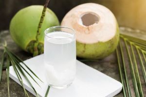 Người đàn ông ăn dừa hàng chục năm để điều trị bệnh trào ngược dạ dày.